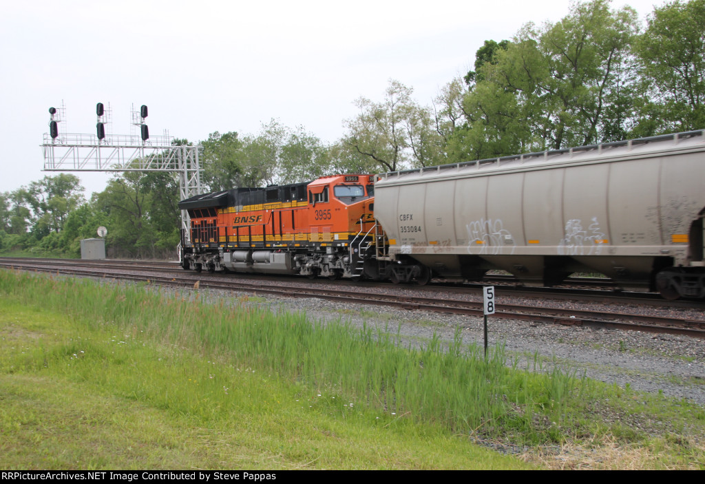 BNSF 3955 as a rear DPU